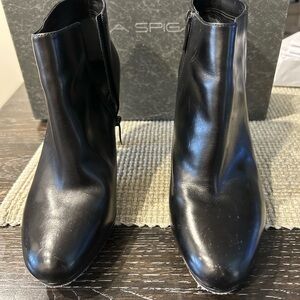 Via Spiga Black leather side zip bootie, 1 ich platform , 3 inch heel